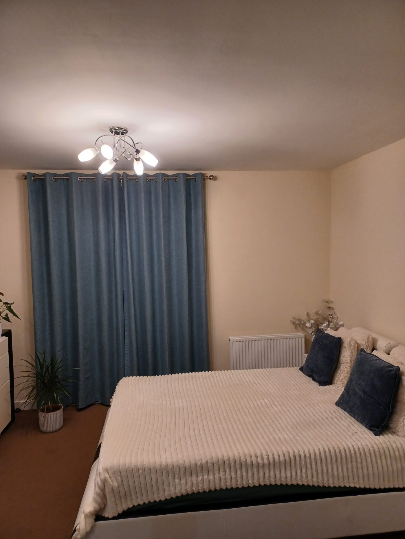 painting cost in Essex – medium room example by Molnar Paint & Decor
